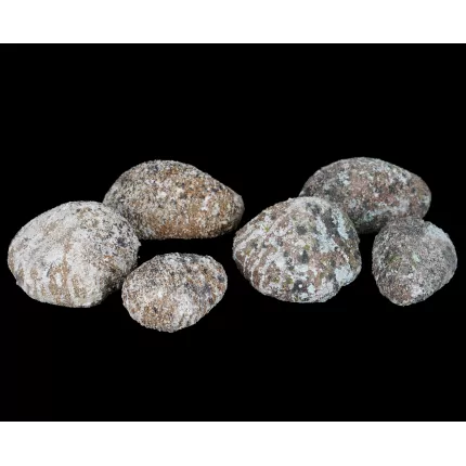 faux cailloux 3 pièces  de 12 cm à 15 cm sur fond noir