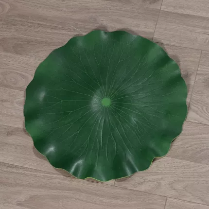 set de table feuille nénuphar artificiel diam  40 cm sur une table