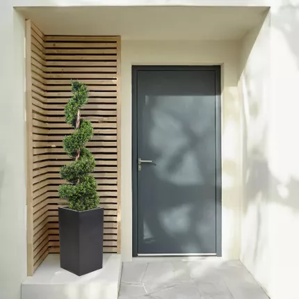 BUIS artificiel SPIRALE NEW devant une entrée