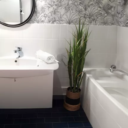 mise en situation CANNE A SUCRE artificielle 75 à 180 cm dans une salle de bains