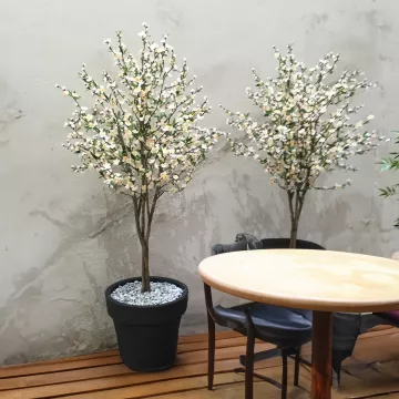 mis en situation CERISIER artificiel EN FLEUR 140 et 170 cm dans un patio