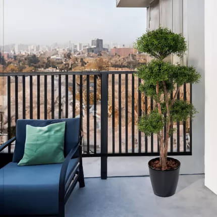 Eucalyptus Plast Tige Artificiel 110 et 170 cm sur une terrasse