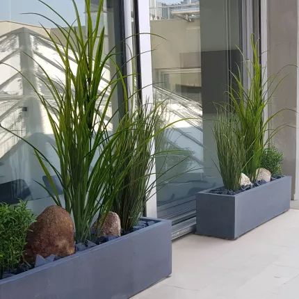 mise en situation HERBE des champs artificielle plastique 100 cm dans une jardinière sur une terrasse