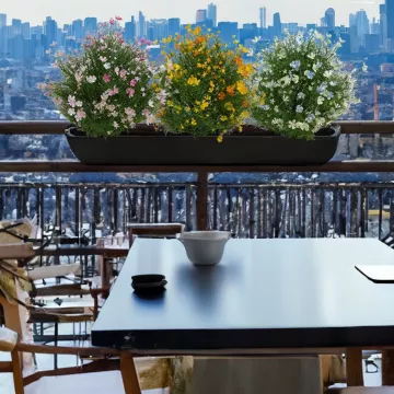 mise en situation Asparagus artificielle en fleur 54 cm en pot sur terrasse