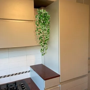 mise en situation LIERRE panaché artificiel 95 cm dans une cuisine sur  une étagère