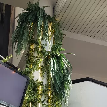 mise en situation FOUGERE artificielle 150 cm contre une colonne