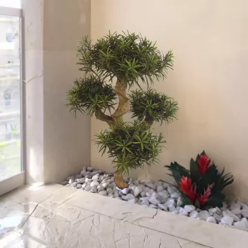 PODOCARPUS artificiel MOUNTAIN tree 110 cm dans un hall d'entrée