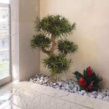 PODOCARPUS artificiel MOUNTAIN tree 110 cm dans un hall d'entrée
