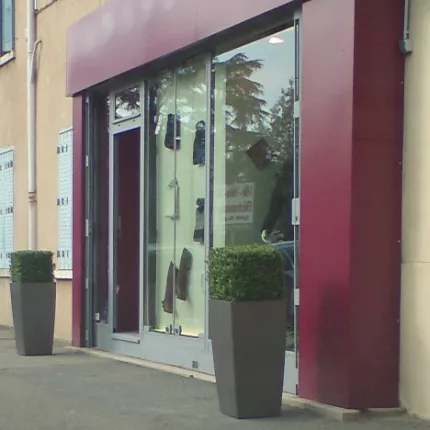 BUIS artificiel CARRE NEW 32 à 47 cm devant un magasin