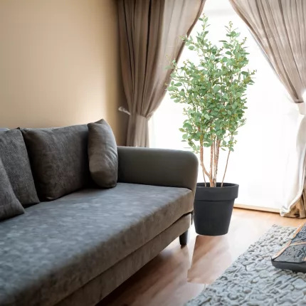 EUCALYPTUS artificiel avec baies 160 cm dans un salon
