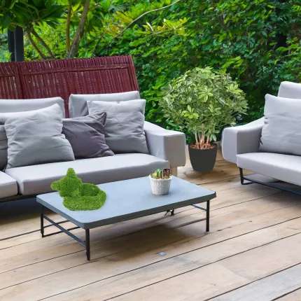 RENARD couché en pelouse synthétique 31 cm sur  une terrasse