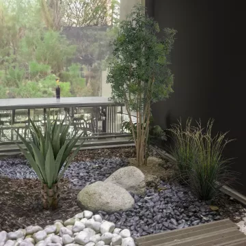 mise en situation AGAVE artificiel 85 cm dans une jardinière dans un hall d'entrée d'immeuble