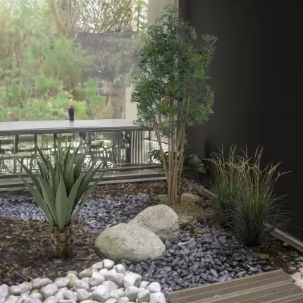 mise en situation AGAVE artificiel 85 cm dans une jardinière dans un hall d'entrée d'immeuble