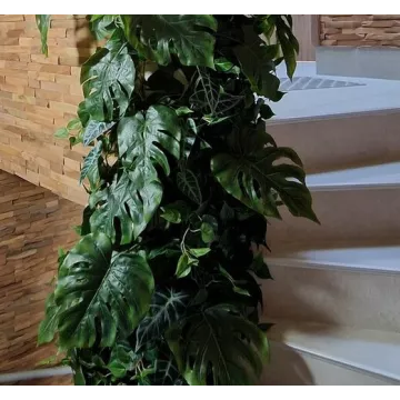 mise en situation guirlande PHILO artificielle large 180 cm sur un poteau dans un escalier