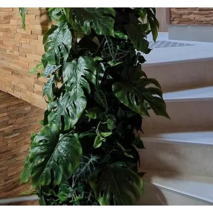 mise en situation guirlande PHILO artificielle large 180 cm sur un poteau dans un escalier