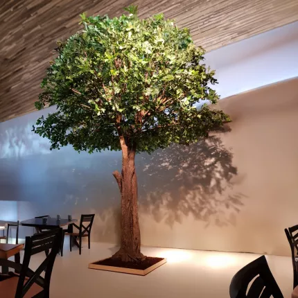 CHENE N géant artificiel dans un restaurant