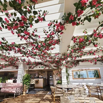 mise en situation Chute BOUGAINVILLEE artificielle plastique 100 cm plafond restaurant