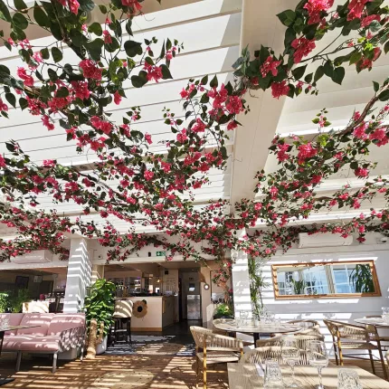 mise en situation Chute BOUGAINVILLEE artificielle plastique 100 cm plafond restaurant