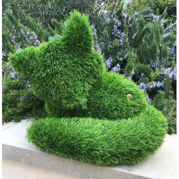 RENARD couché en pelouse synthétique 31 cm