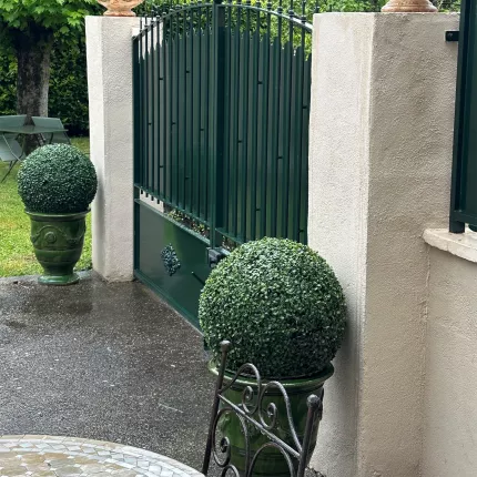 devant une entrée BUIS artificiel boule GR diamètre 22 à 50 cm