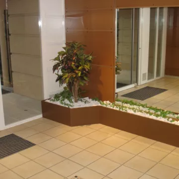 mise en situation CROTON  artificiel  150 cm dans un hall d'entrée