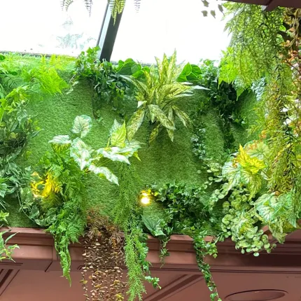 mise en situation Plaque de mousse SPHAIGNE artificielle 50 cm x 50 cm au plafond comme mur végétalisé