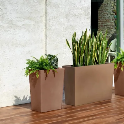 mise en situation Jardinière Strevi cube haute capuccino 70 cm Largeur  100 cm sur une terrasse