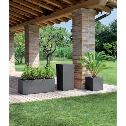 mise  en situation jardinière Strevi cube L 80 et 100 cm H 30 et 40 cm gris anthracite sur terrasse