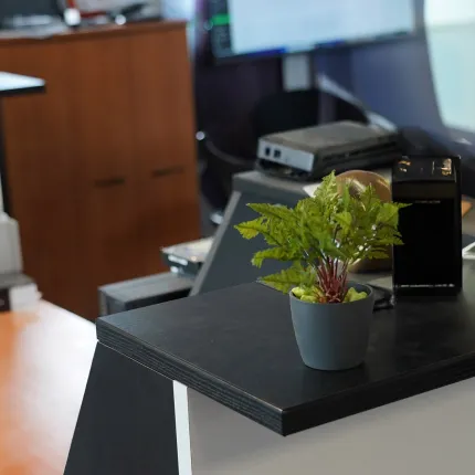 mise en situation Classico Mini  Ø 7 cm gris anthracite sur une banque dans un bureau