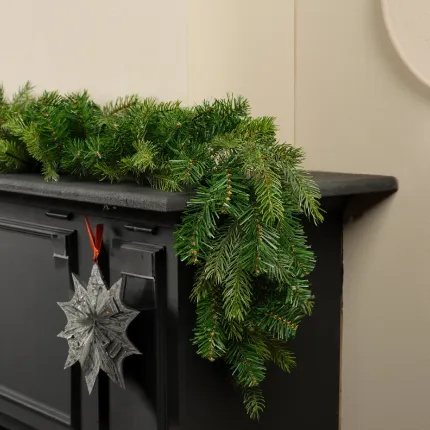 mise en situation GUIRLANDE Artificielle de sapin Grandis 270 cm sur une cheminée