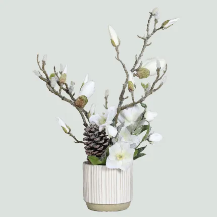 composition Hellebore, Magnolia artificielle en pot céramique 54 cm sur dond gris