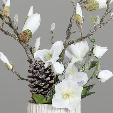 détails composition Hellebore, Magnolia artificielle en pot céramique 54 cm