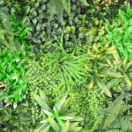 mélange de plantes sur mur végétal artificiel ignifugé