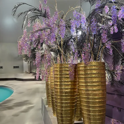 mise en situation Branche LURIOSUM artificielle 85 cm irisée mauve autour d'une piscine