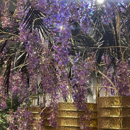 mise en situation Branche LURIOSUM artificielle 85 cm irisée mauve dans un grand pot or