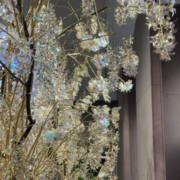 mise en situation dans un hall   Branche LURIOSUM artificielle 85 ou 105 cm irisée nacrée