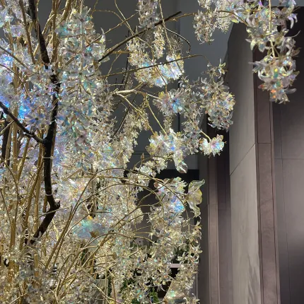 mise en situation dans un hall   Branche LURIOSUM artificielle 85 ou 105 cm irisée nacrée