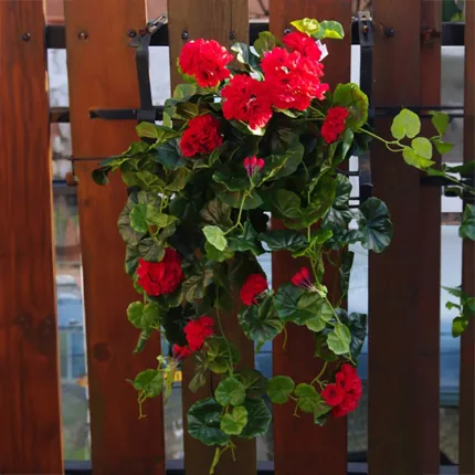 mise en situation piquet Géranium artificiel chute Grand Modèle rouge 60 cm sur palissade