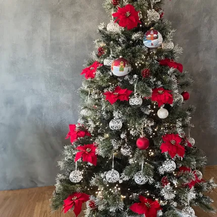 mise en situation POINSETTIA artificiel (Etoile de Noël) 20 cm sur sapin