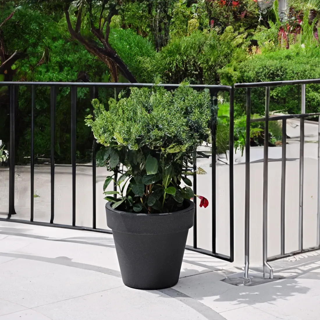 mise en situation classico prima sur terrasse gris anthracite