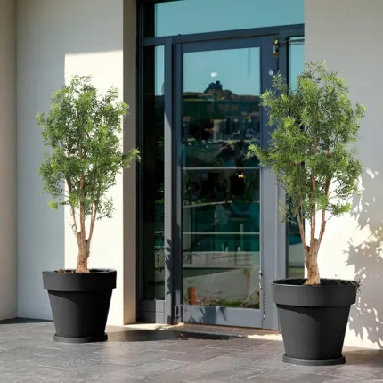 mise en situation classico prima sur une entrée de maison gris anthracite