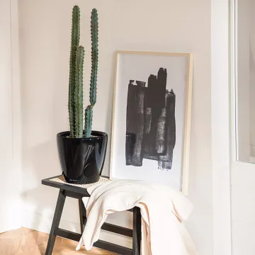 mise en situation Lechuza Classico Ø  35 cm noir brillant dans une entrée