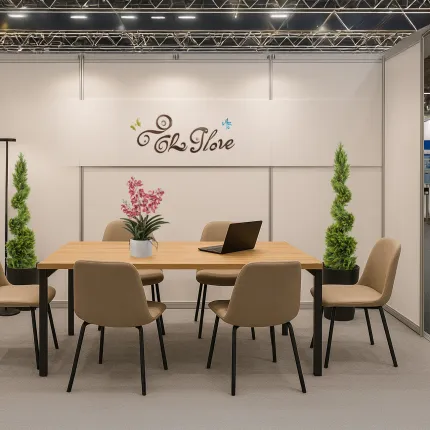 CYPRES artificiel JUNIPERUS spiral dans un salon exposition, stand