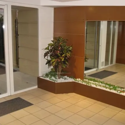 mise en situation CROTON  artificiel  150 cm dans un hall d'entrée