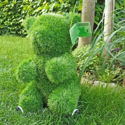 OURSON en gazon artificiel 38 cm sur une pelouse