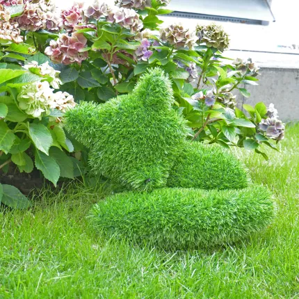 RENARD couché en pelouse synthétique 31 cm devant une maison