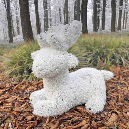 RENNE BLANC synthétique 45 cm dans un sous bois