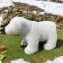 OURS BLANC en gazon artificiel - dans un jardin