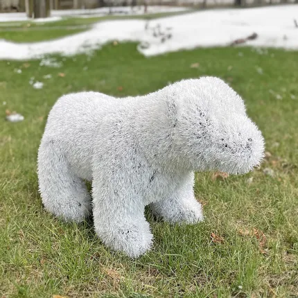 OURS BLANC gazon synthétique blanc sur la pelouse