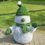BONHOMME DE NEIGE en gazon artificiel  dans une allée de jardin